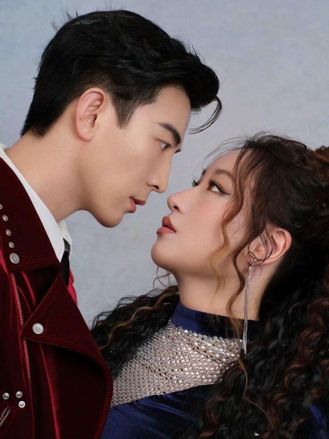 李川：锤锤，刚才在台上唱完那首歌，清唱那段情歌时，我就一直在想，要把心里的话在今