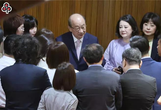 大罢免失利后，民进党总召柯建铭成为众矢之的，党内发起连署施压民进党团改选，甚至传