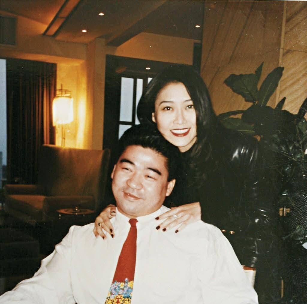 那年，叶玉卿的男友和别的女人深夜在一起，她一怒之下嫁给了身价70亿的胡兆明。没想