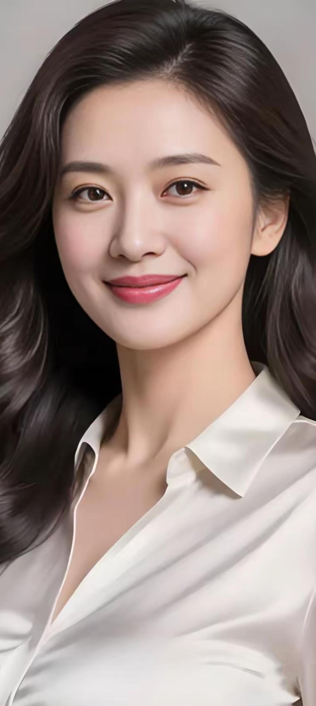 温柔甜美的白衬衫女孩，微笑如阳光般温暖。