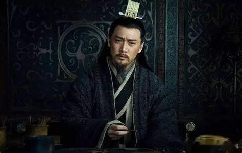 丞相开府、录尚书事、益州牧，这三个头衔加起来，相当于蜀汉皇帝刘禅的 “摄政王”。