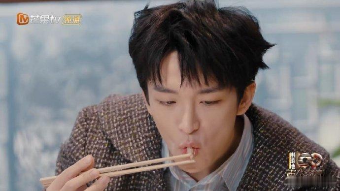 黄子弘凡李昊 正是补精气的年纪  黄子弘凡和李昊看到美食的样子简直在演我本人啊，