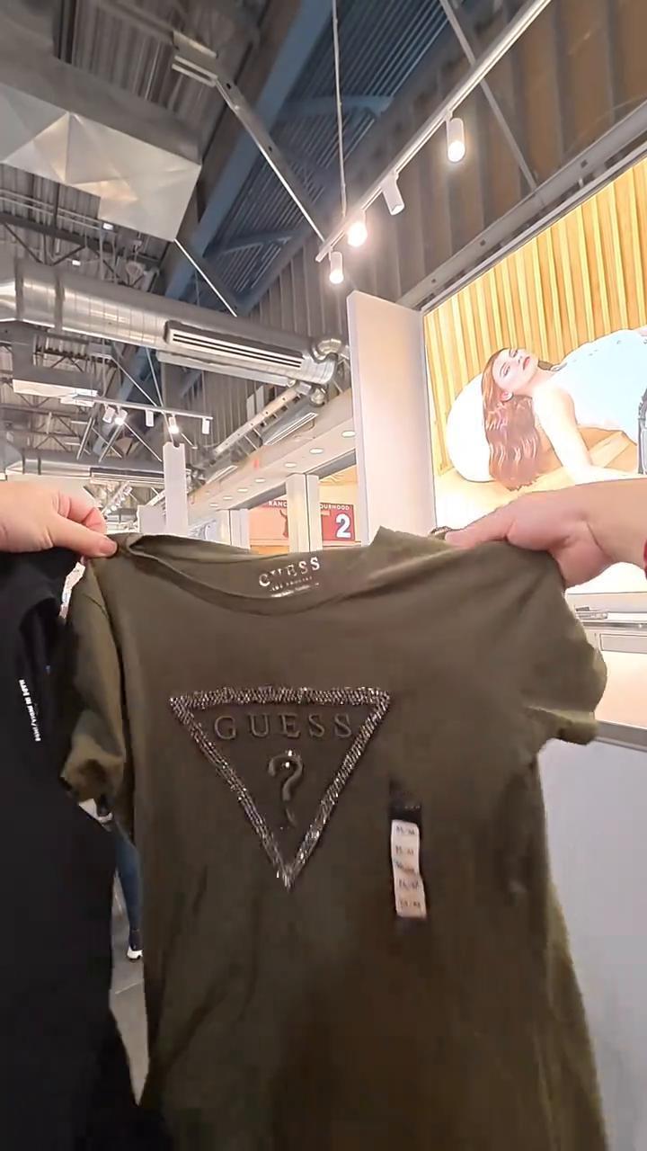 分享有烟火气的海外生活。
周末全家出去逛商场，儿子练练车，青春期的闺女总在莫名其