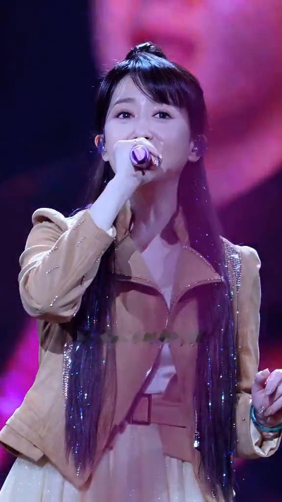 小河流我愿待在你身旁，听你唱永恒的歌声，让我在回忆中寻找往日那戴着蝴蝶花的小女孩