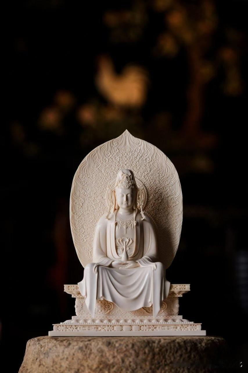 有些观音像，不是“看”久了才喜欢。
而是一眼见到，心就会慢慢静下来。

这尊猛犸
