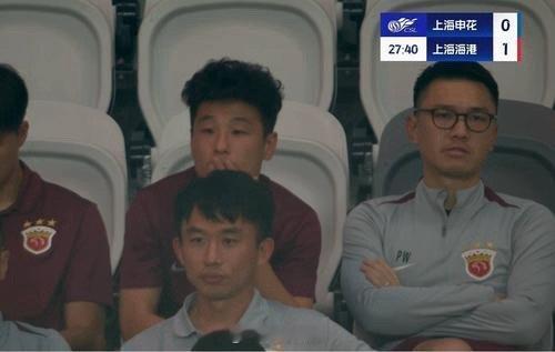 武磊还在看台上，也不知道多久才能好武磊 ​​​
