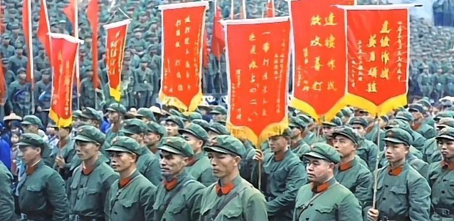 对越自卫反击战“出征”前，战士们含泪写下了遗书。

昏暗的煤油灯把影子拉得老长，