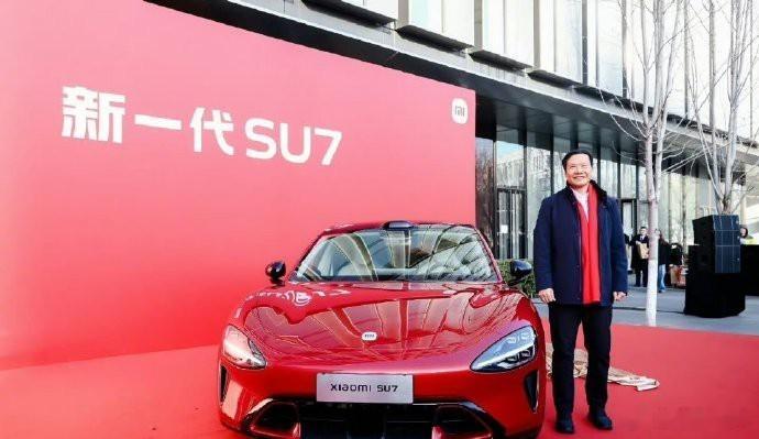 小米SU7赤霞红，色彩深邃迷人；卡布里蓝，静谧如海的宁静。选择哪个，取决于你对色