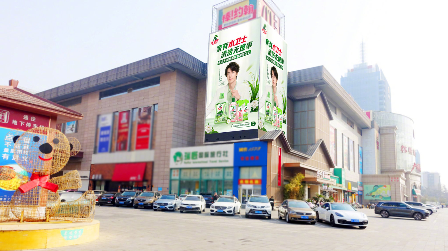 18城偶遇王一博 刚官宣就安排18城地广，品牌这波操作太会了。从繁华商圈到居民楼