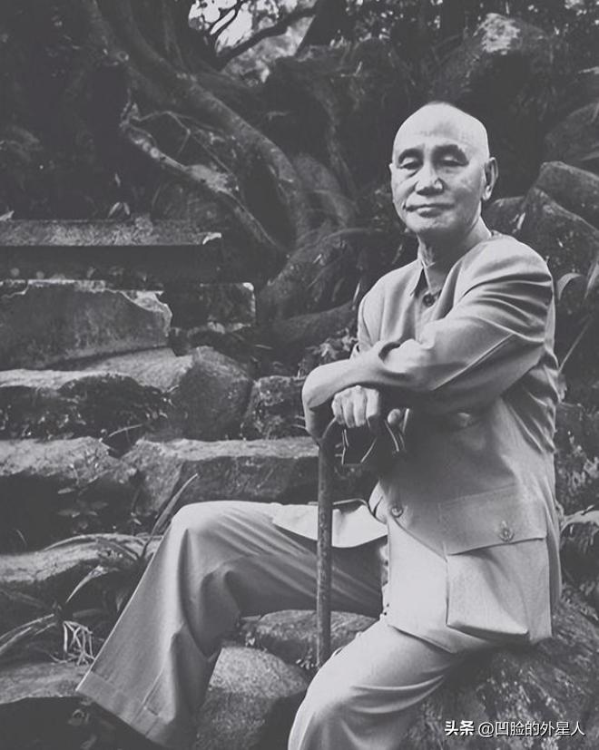 原来蒋家两代人死活不认章亚若的两个儿子，却愿意给抚养费，是因为蒋家人对两个孩子的