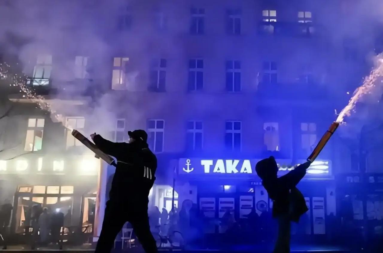 伊朗经济陷入重重困境，今年或明年几乎没有增长前景！官方年度通膨率约42%，食品通