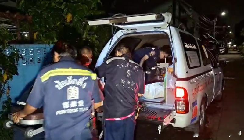 【丈夫酒后持刀当街刺妻 当着5岁女儿面致其死亡】海外新鲜事 泰国曼谷报道，当地时