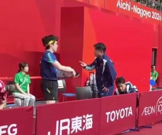 王楚钦4‑2击败泰国小将，结束比赛后，王皓的表情略为严肃，明显很不满意楚钦今天的