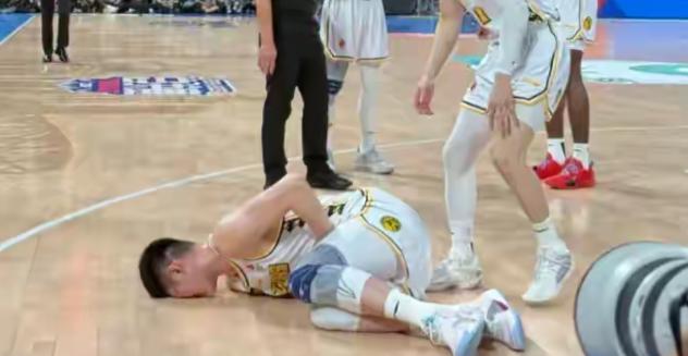 昨晚广厦vs宁波，胡金秋被鲁吐布拉凶狠犯规、手臂遭反关节拉扯，痛苦倒地翻滚的画面