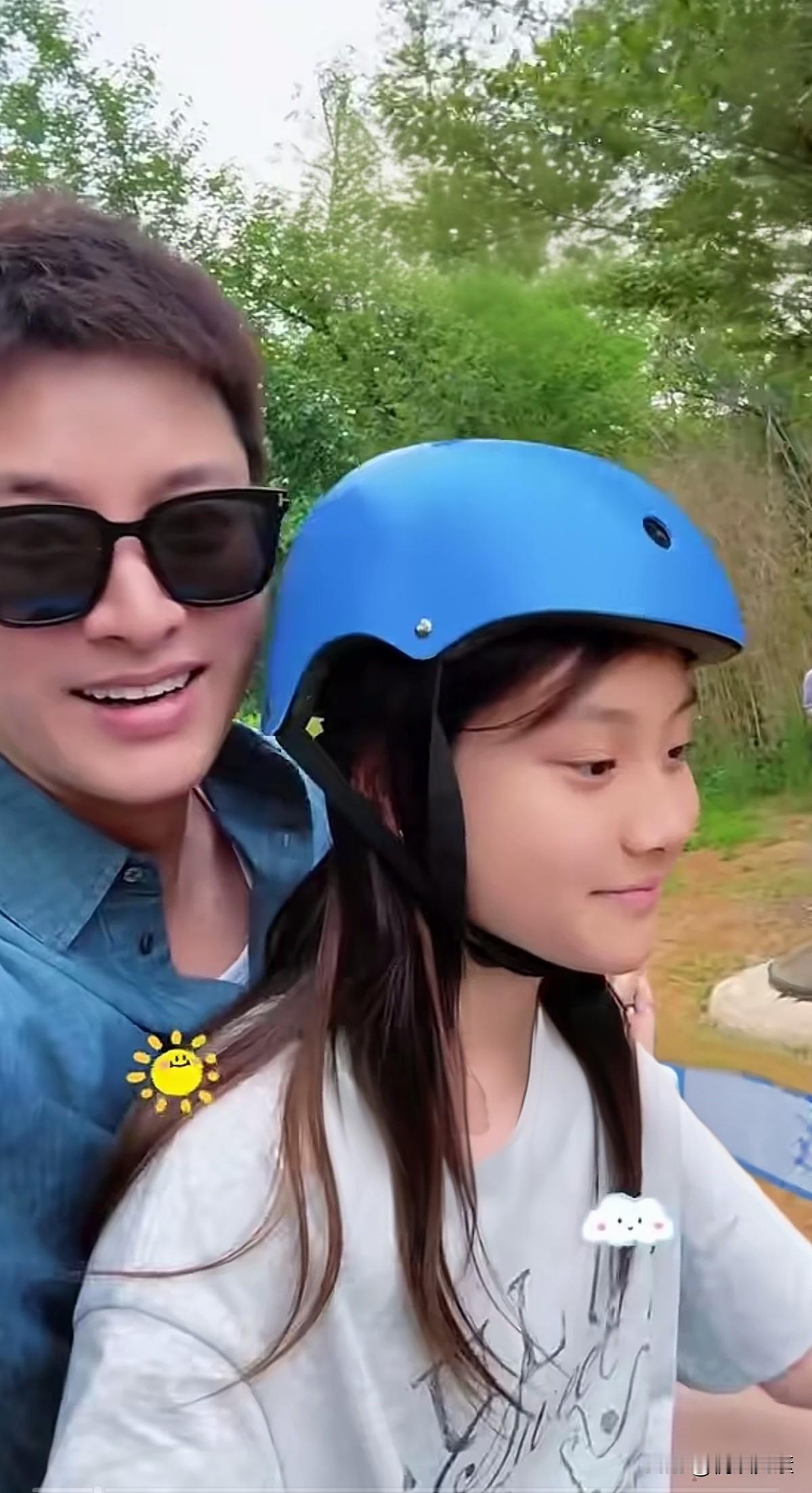 李小璐贾乃亮的女儿小甜心，这么大了，
一看就是贾乃亮的孩子 ，
小甜心越长大越漂