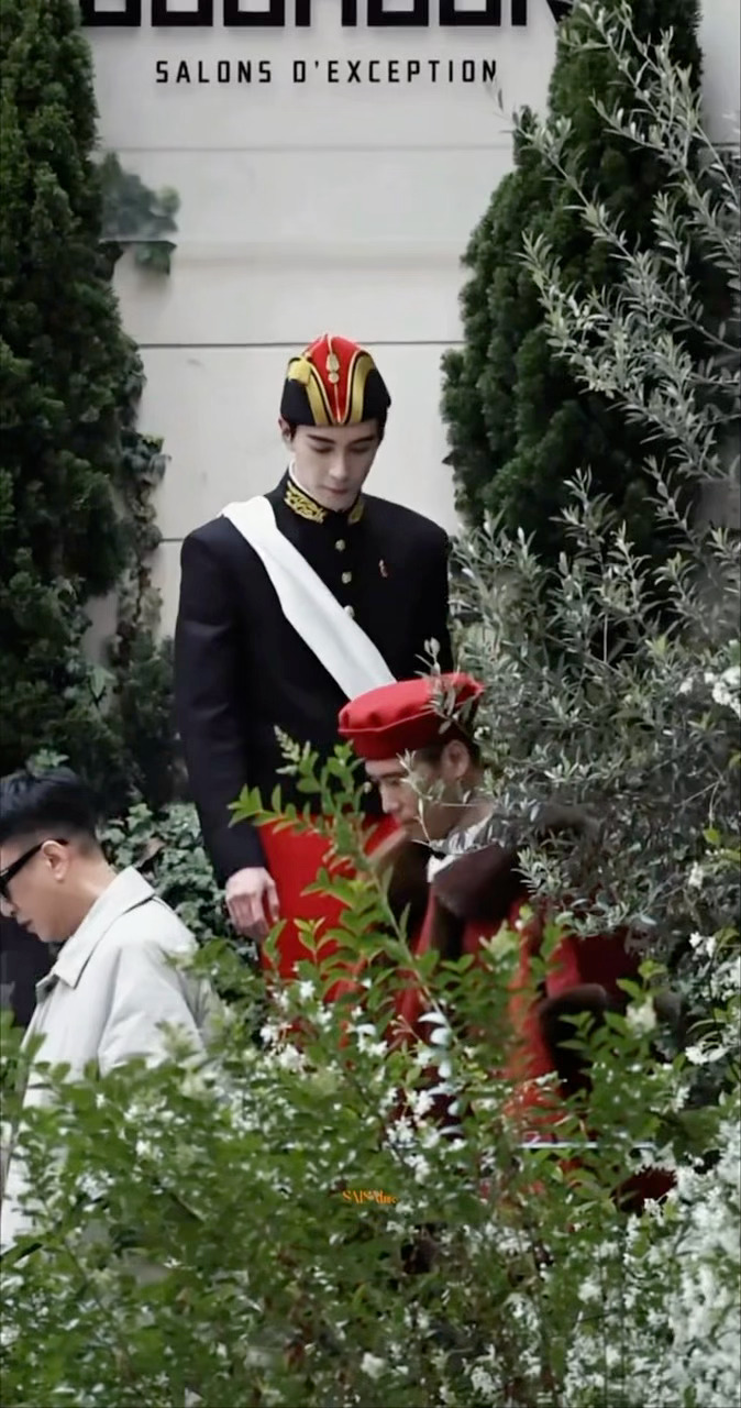 陈星旭卢浮宫在逃吹笛少年陈星旭从名画里走出来的吧线下实拍氛围感绝了，造型细节用心