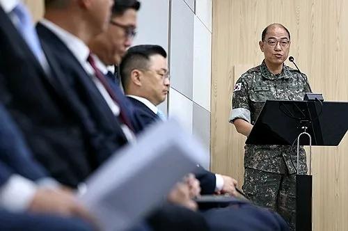 韩国联合参谋本部公报室室长李诚俊否认军方散布反朝传单诱导朝鲜挑衅。
朝鲜第一妹妹