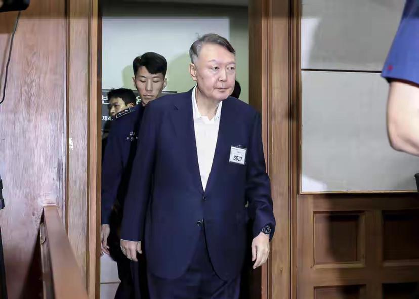 判了，无期！尹锡悦内乱罪宣判，李在明：他和泽连斯基是一路人

听到尹锡悦又要面临