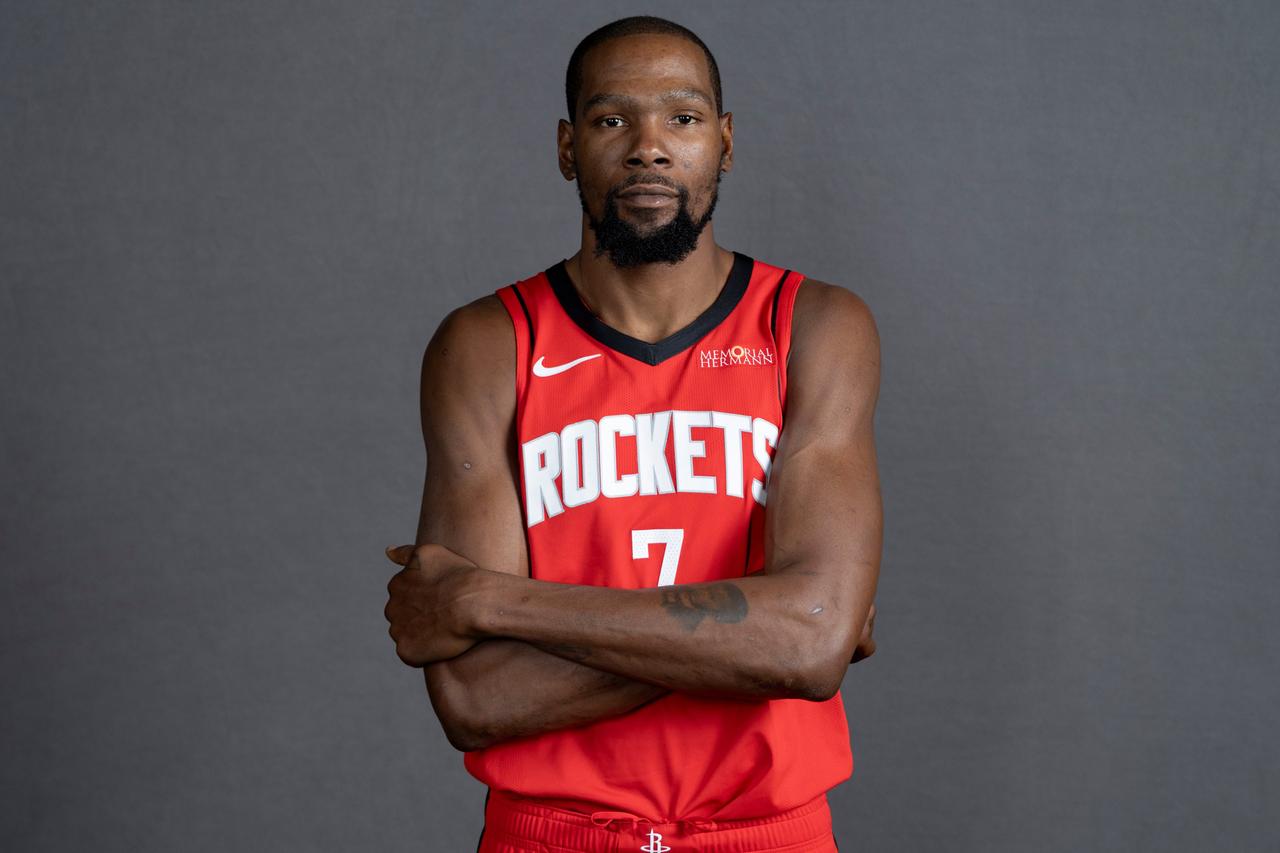 在刚刚结束的一场NBA季前赛中，火箭140-127爵士。杜兰特迎来火箭首秀，先发
