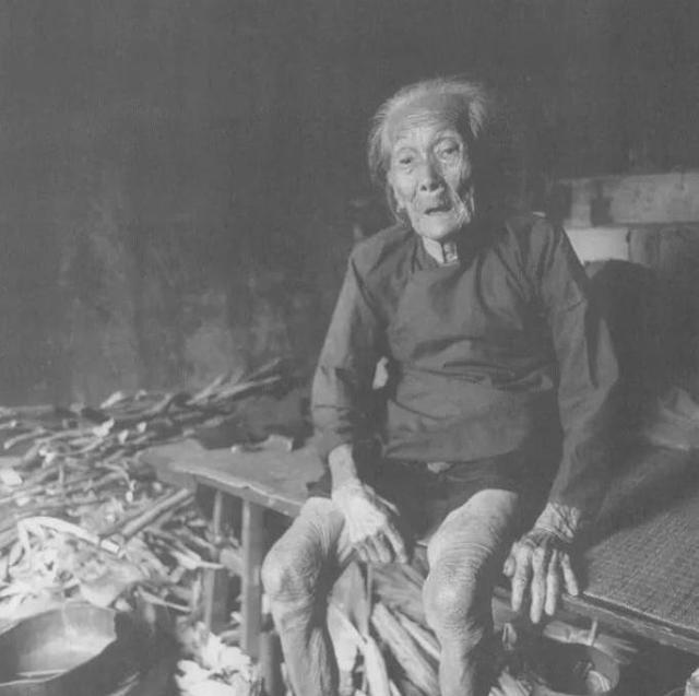 1939年，19岁少女被日军推进洗澡房，翻译官笑眯眯的说：“你有福了，你很漂亮，