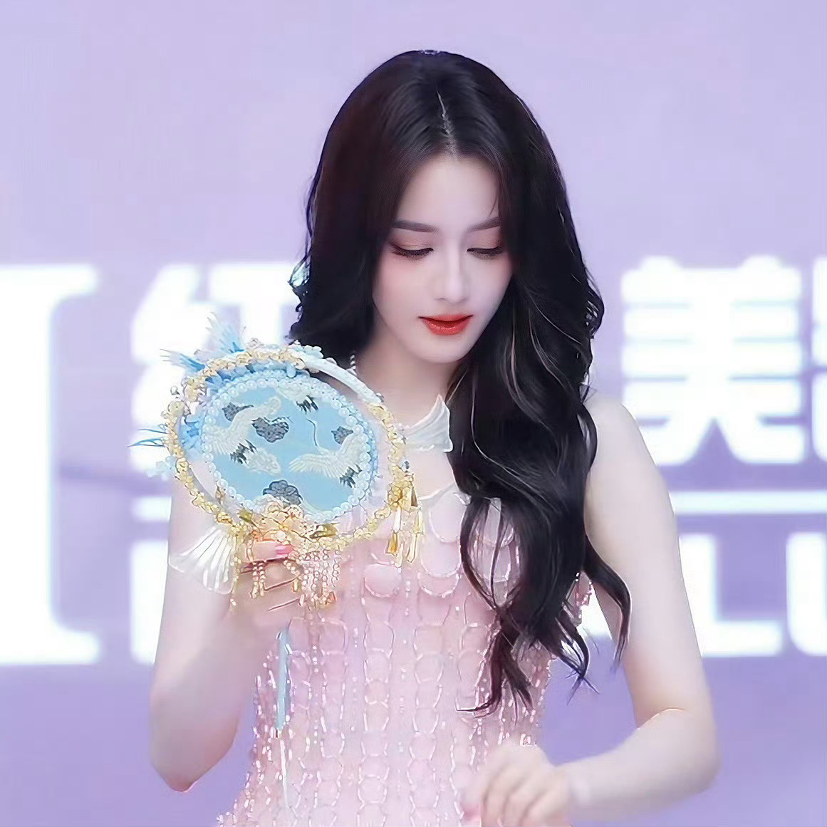 迪丽热巴今日线下活动礼服迪丽热巴今日线下是公主吧现场笑容明媚大方，粉色鳞片状礼服