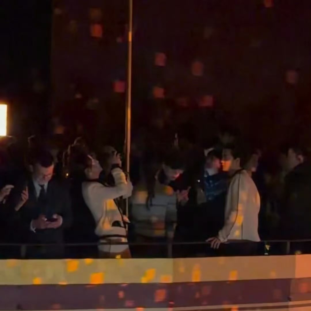 王一博教辛芷蕾帮他拍照王一博好好笑 能不能发出来给我们看看 