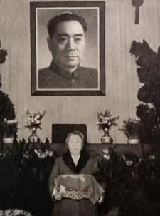 周总理说说：“人死了，不做事了，还要占一块地盘，这是私有观念的表现，我们中国人多