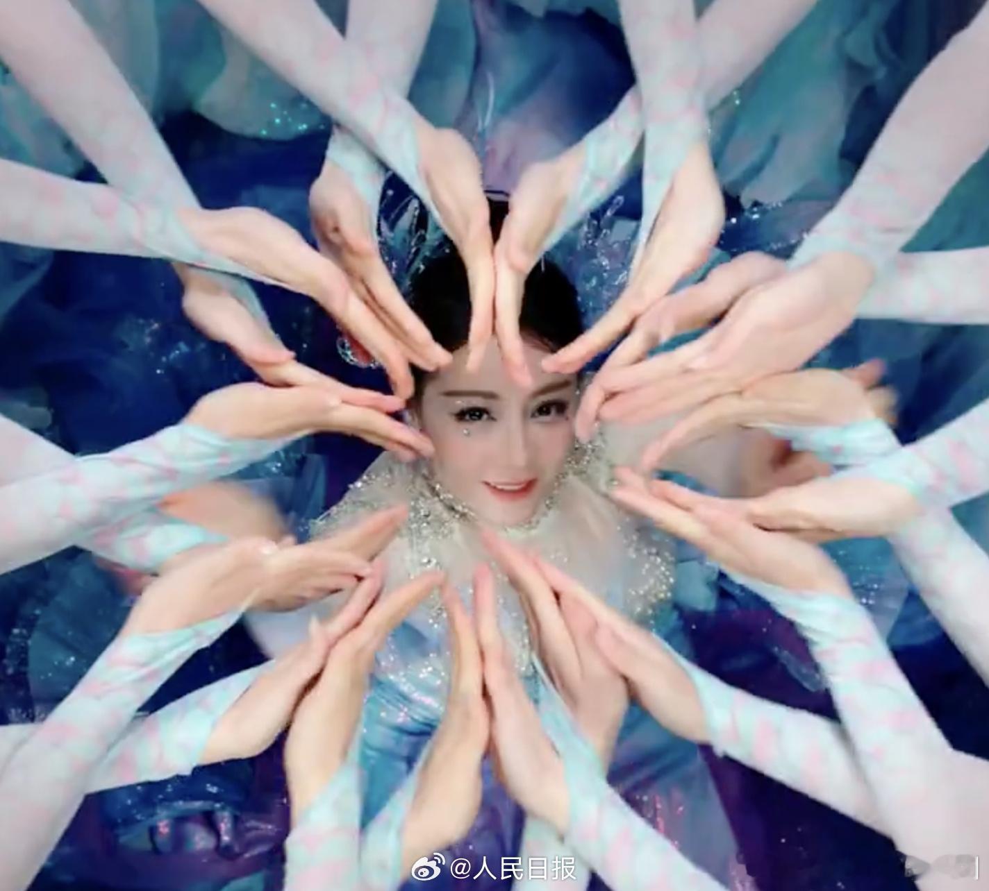 迪丽热巴人鱼公主你是一个舞蹈天才，苦练中国舞多年，数十年如一日的压腿练形体控制体