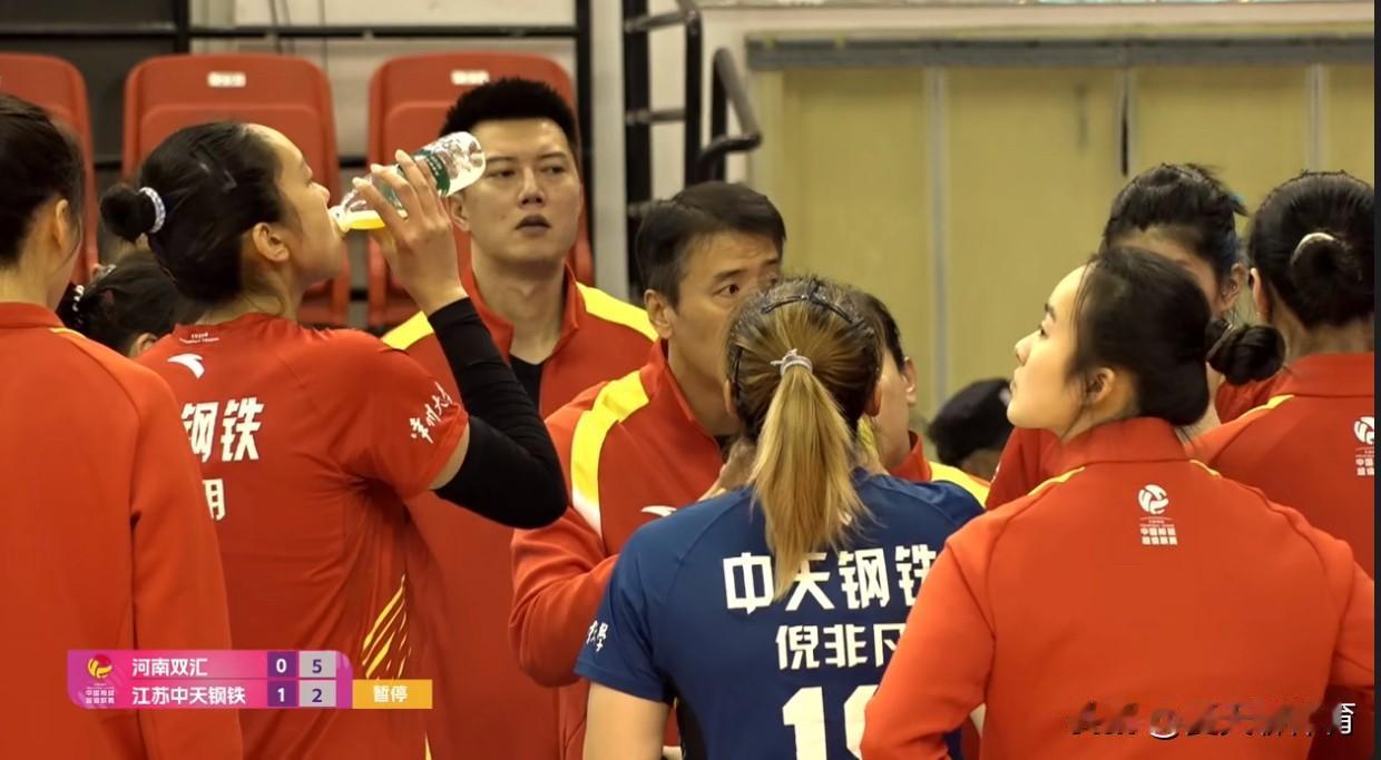 江苏女排还是让范泊宁打接应吧，她真的适合打接应不适合打主攻手，在国青时候她就是打