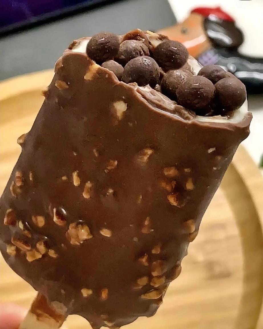 我真的太爱吃巧克力味的雪糕了，每次路过冰柜，第一眼准盯上它。
入口就是浓浓的巧克