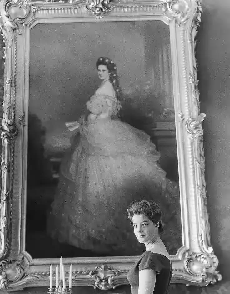 45公斤皇后，笑不出
 
真茜茜每天量腰，超过50厘米就绝食。电影里她骑马吃蛋糕