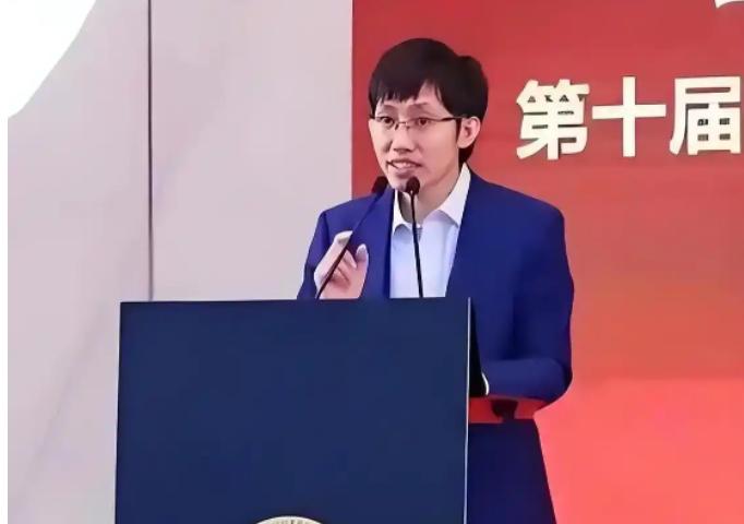 梁文锋太疯狂了。刚拿完500亿融资，转头就把钱砸进了，内蒙古一座小城——不是买楼