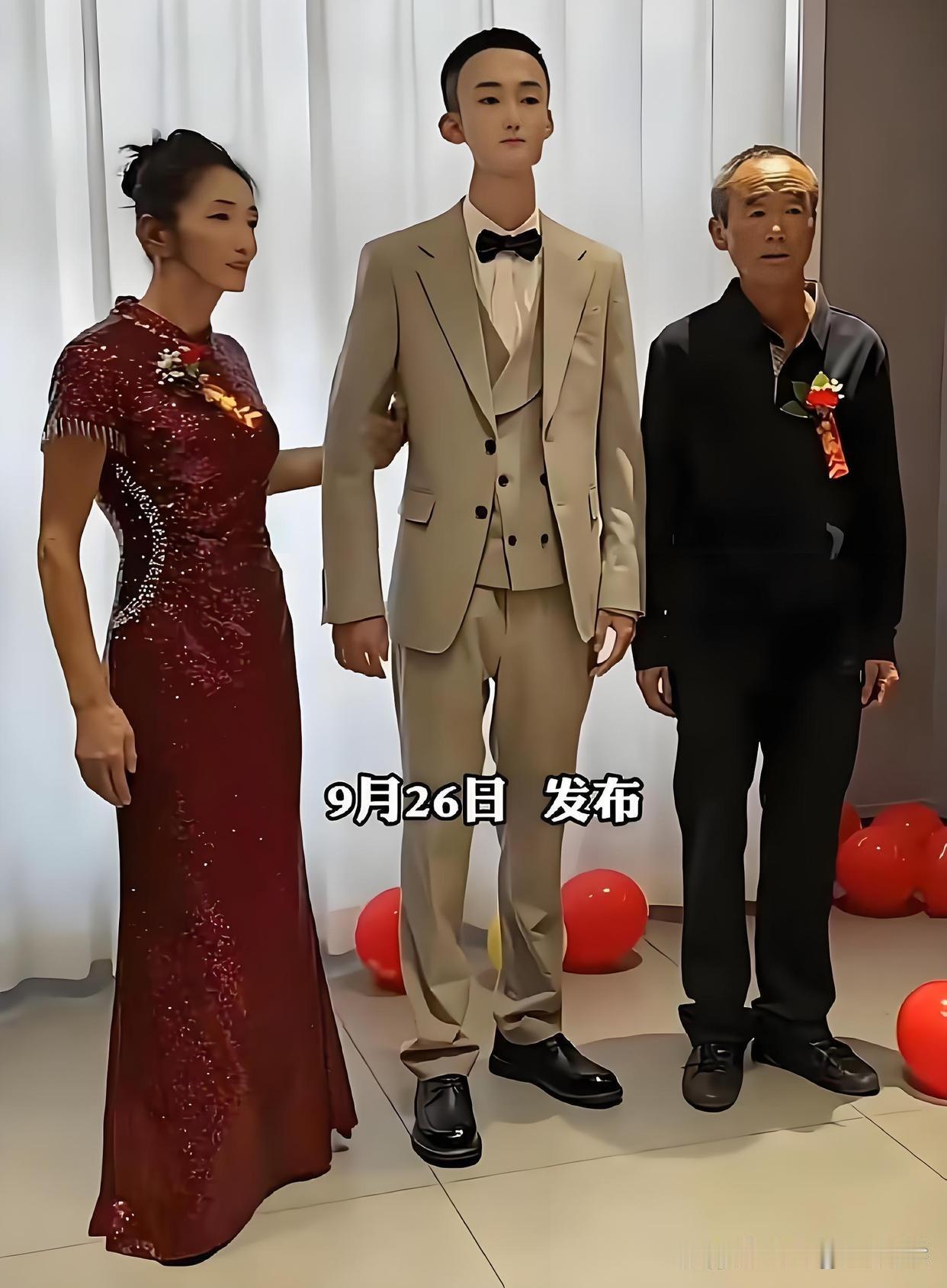 第一眼以为新郎结婚戴的面具，再仔细一看，原来是长得像妈妈。 ​​​