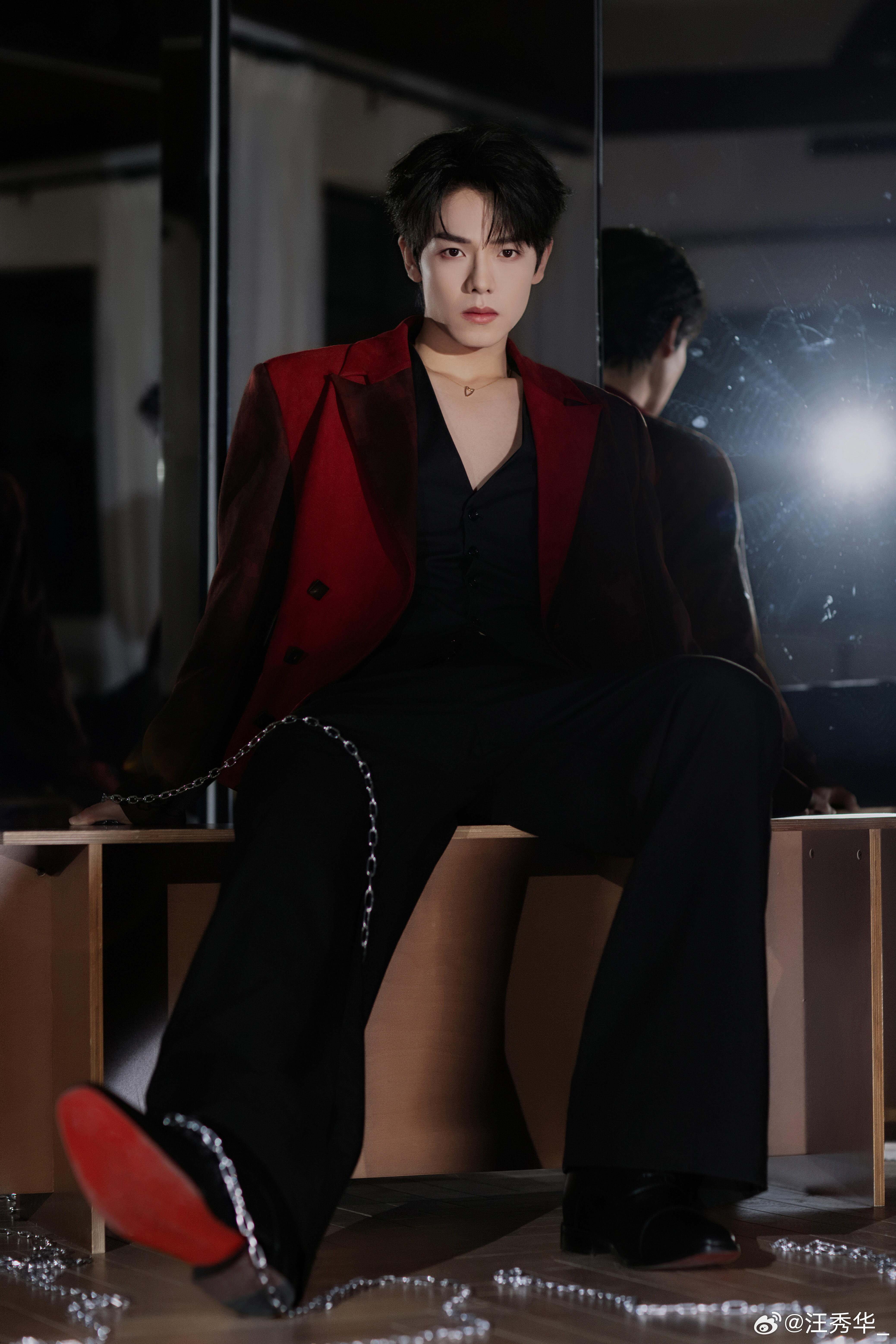  曾辉A爆了 曾辉A爆了，气场全开自带高光，每一个镜头都帅到犯规，这波型男魅力直