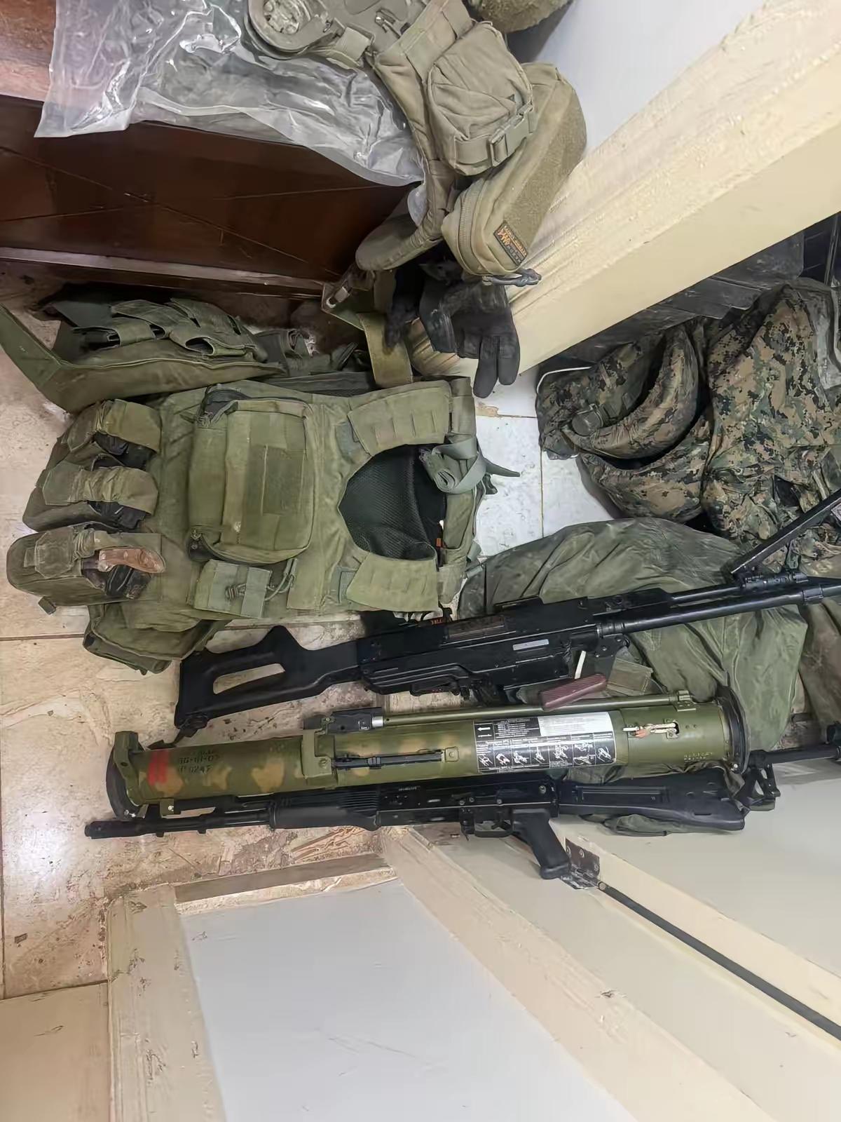 以色列军队在黎巴嫩南部搜索，到处都是黎巴嫩真主党丢弃的武器装备。

以军在一个据