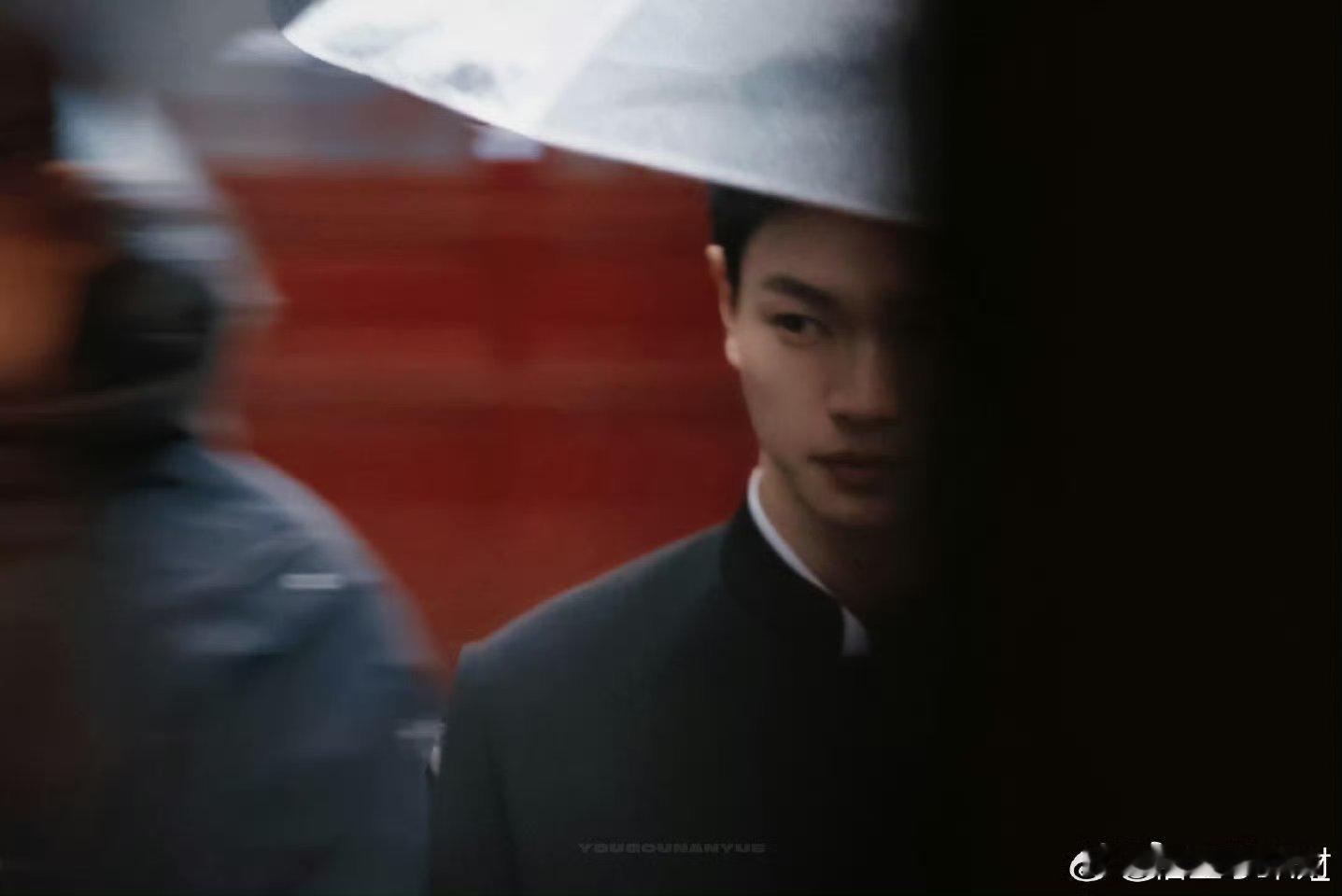 黄曦彦八段锦一抬手味就对了黄曦彦打八段锦也太有那味儿了！练家子出身一抬手就见功底