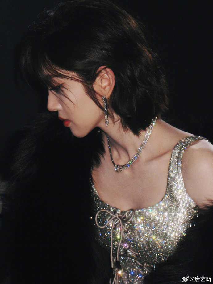 【#张若昀直发浪姐舞台给唐艺昕打气#】#张若昀说唐艺昕还是很好看# 发文支持唐艺