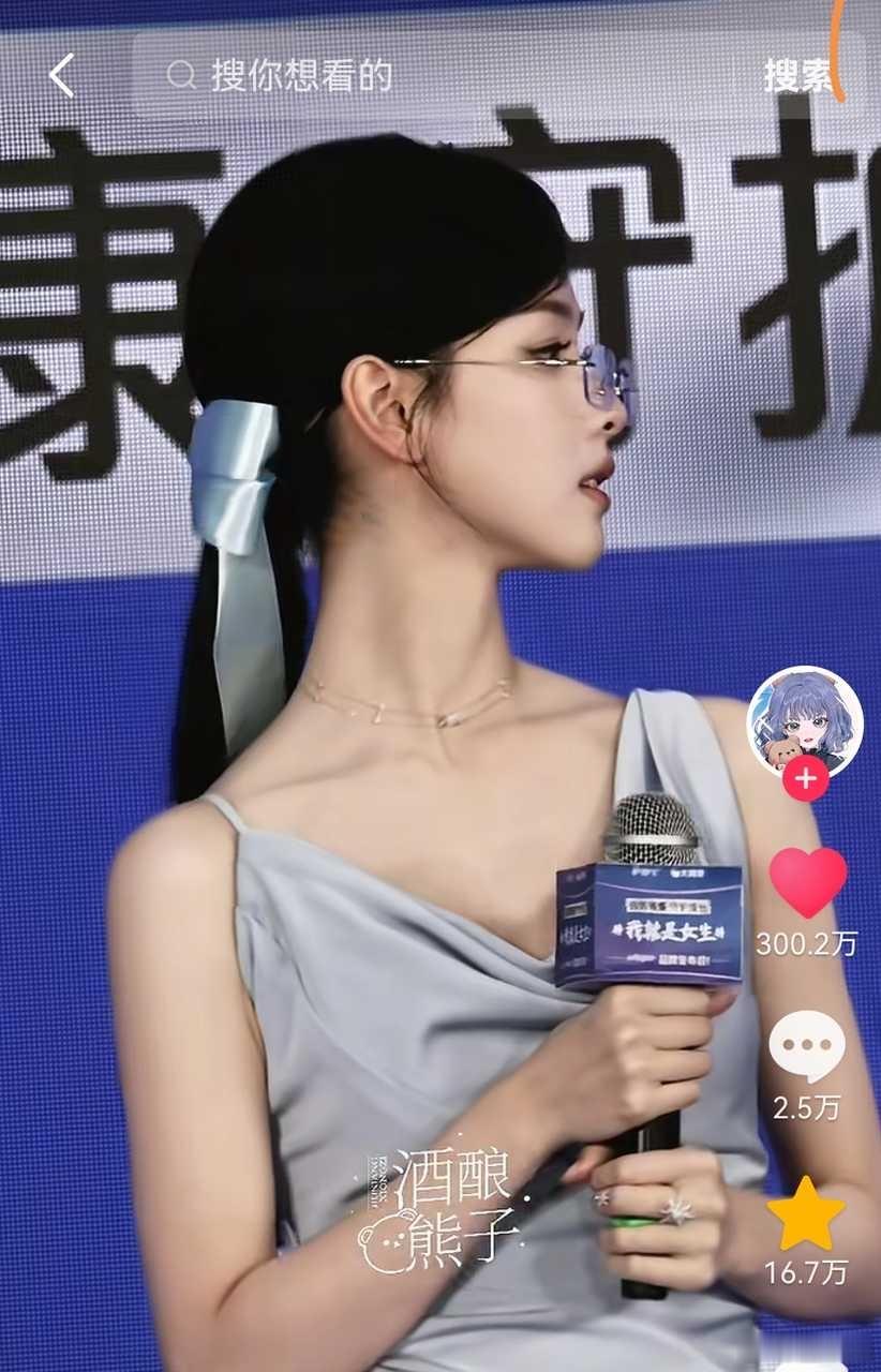 大家都在开心嘟嘟的巴黎时装周，无人注意嘟嘟护舒宝线下300万点赞啦 ​​​