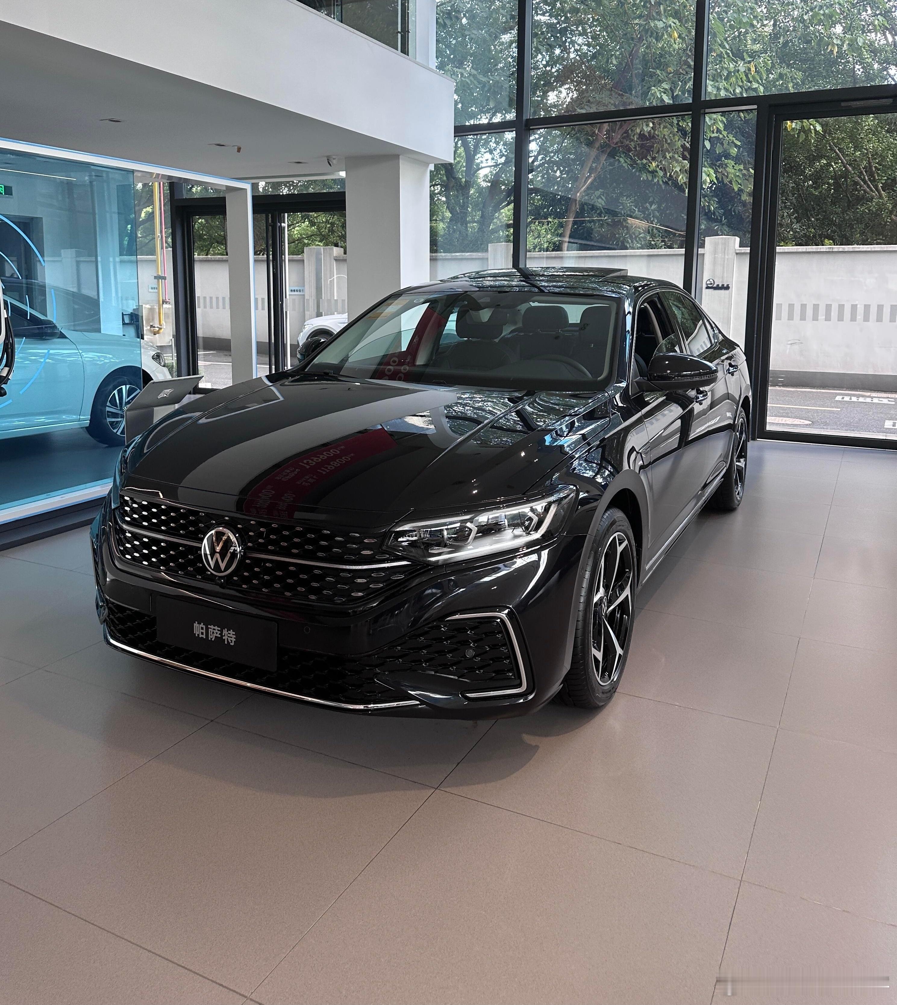帕萨特330TSI1. 空间表现绝了！轴距2871mm，后排超大，我一家三口坐进