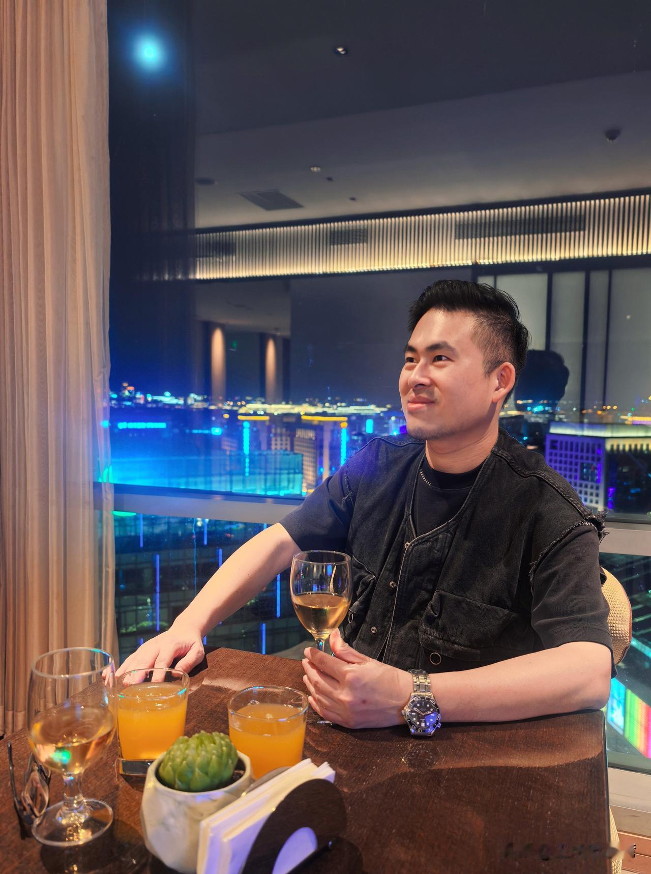 昨夜举杯邀明月
十五月亮十七圆

大陆同胞刚过完中秋
即将迎来“十一”假期

台