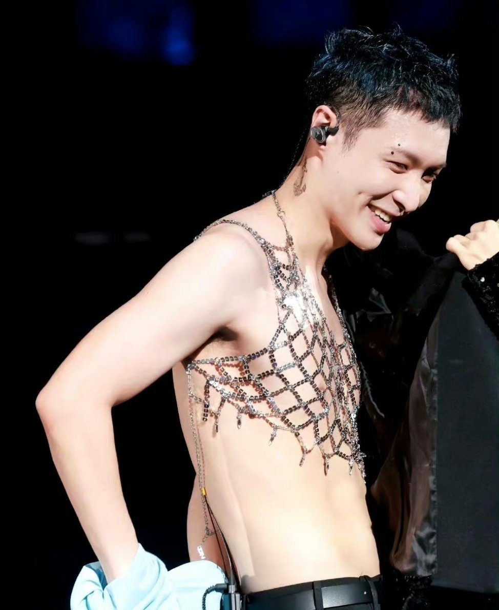 张艺兴的身材大家觉得怎么样 ​​​