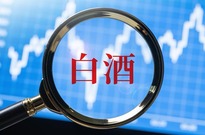 白酒板块是吃肉的时候汤都喝不到一口，挨打的时候一巴掌都不少。最近大盘在震荡，白酒