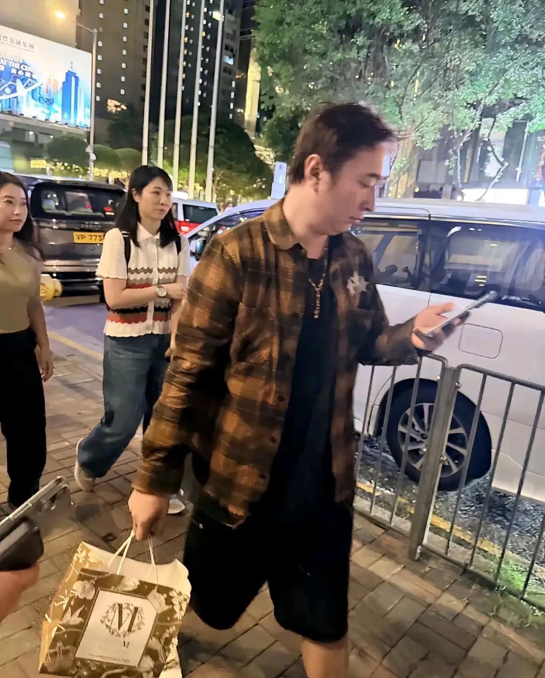 38岁王思聪和女友懒懒现身香港共度中秋，二人出门逛街选购月饼，路人生图状态引发讨