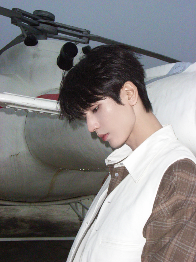 张凌赫ins营业，好权威的一张脸 