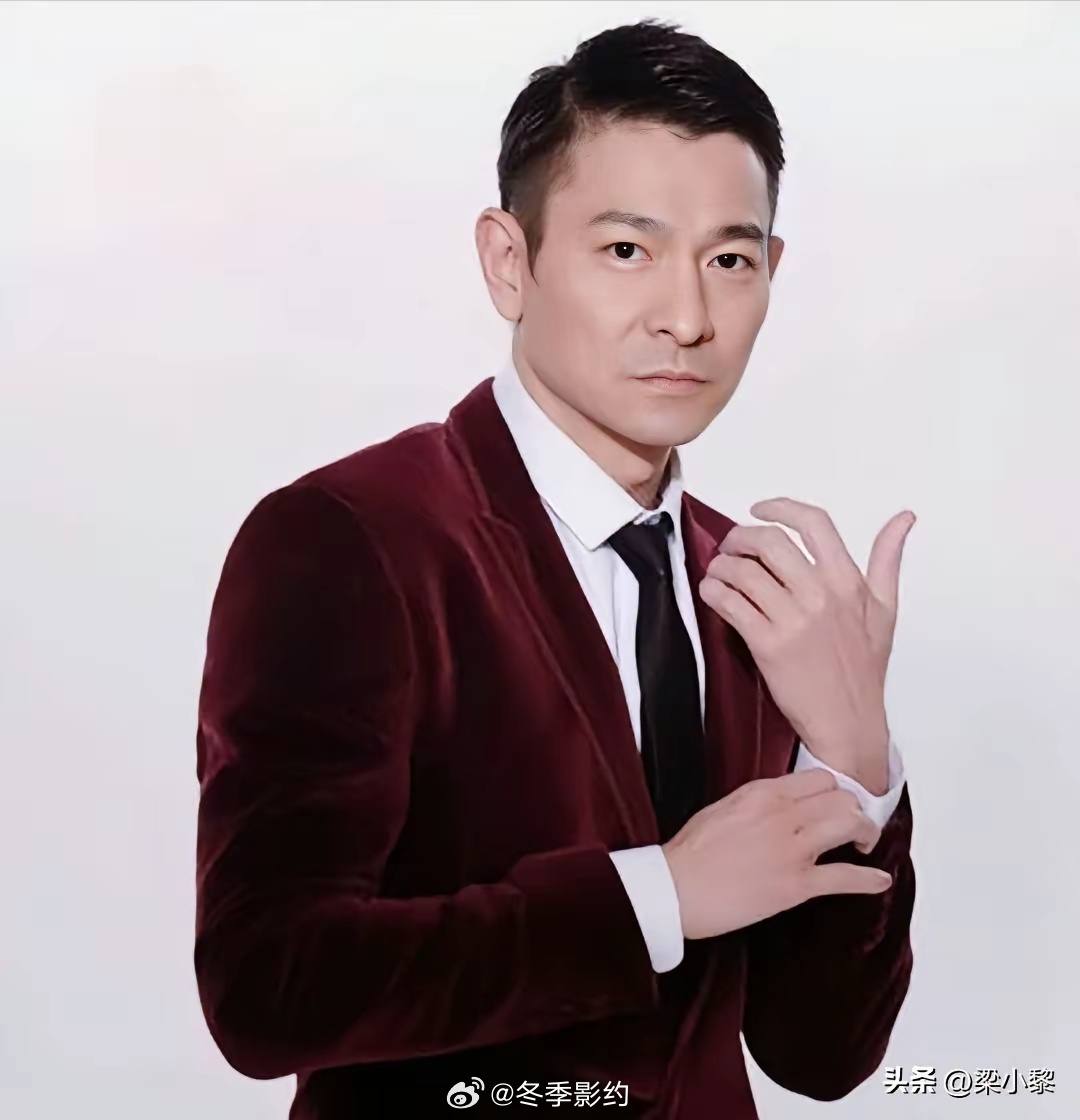 吴京问刘德华:“你一天喝多少杯咖啡？”刘德华说:“我一天喝二十几杯咖啡。”吴京十