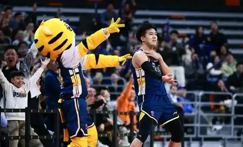 宏远训练馆已经撤下黄荣奇和伊戈尔照片，是否续约已经不言而喻

广东队近期消息不少