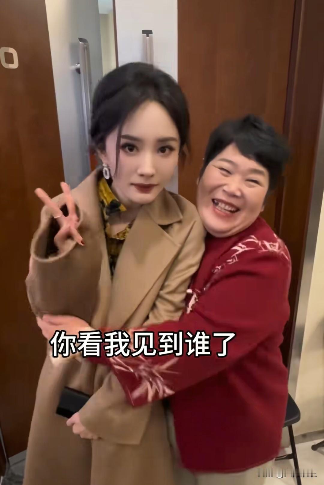 房主任更新视频：闺女我做到了！[泪奔]视频中的房主任紧紧抱住杨幂，整个人看上去非