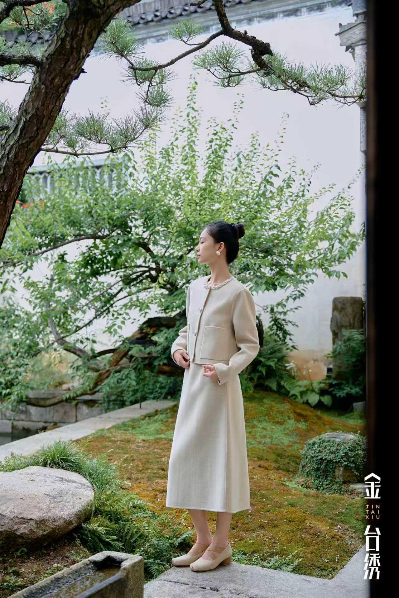 灵动合拍 轻启冬日
米杏呢语，清韵温婉
领间珍珠独白，质感满溢
描摹惬意格调，轻