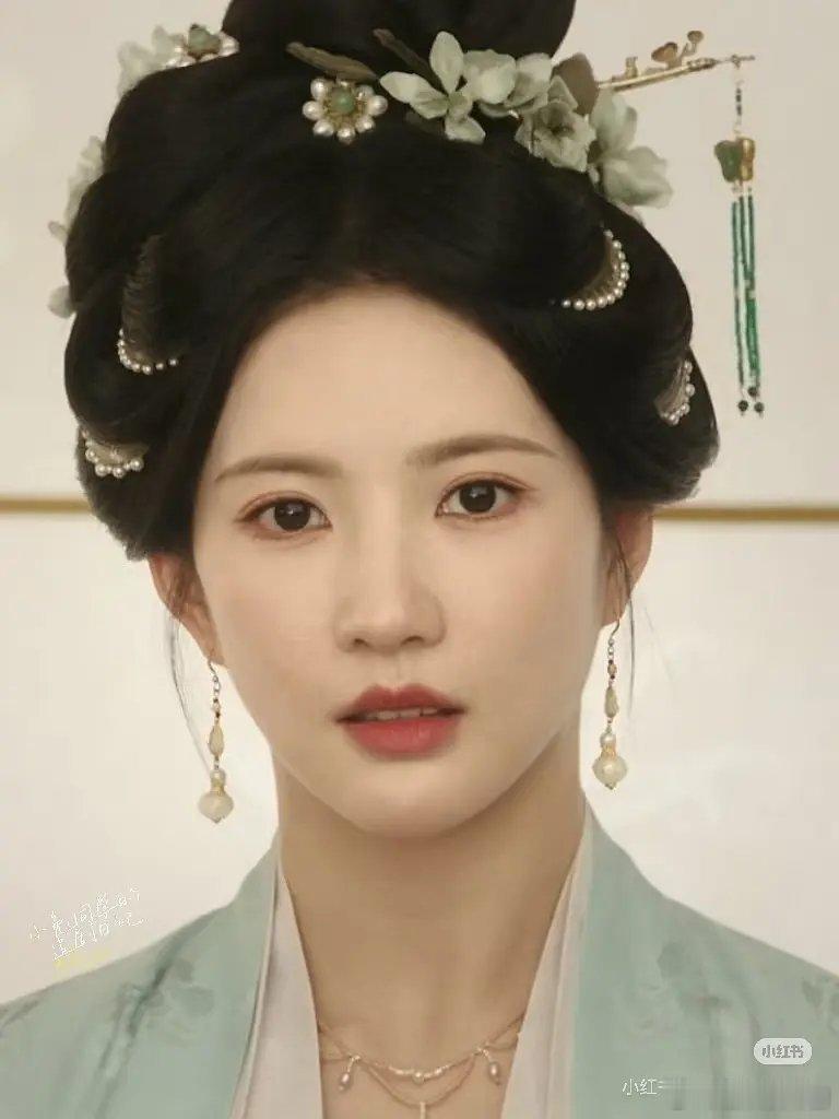 刘些宁长相气质真的和章若楠一模一样到底谁在学啊。。。 