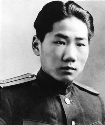 1955年，中央派人前往朝鲜挖毛岸英坟墓，可当大家刚开始挖，就突然跑过来一名妇女